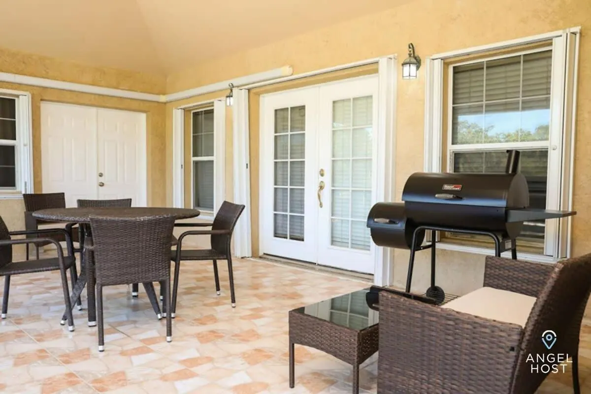 5 Mins To Beach Pool Bbq Dedicated Workspace Long Bay